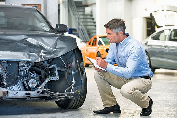 Sachverständiger bei der Fahrzeugbegutachtung